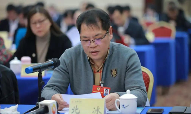 “建言資政勇?lián)?dāng)，一枝一葉總關(guān)情”——“明星”委員北冰出席省政協(xié)十二屆二次會(huì)議后記